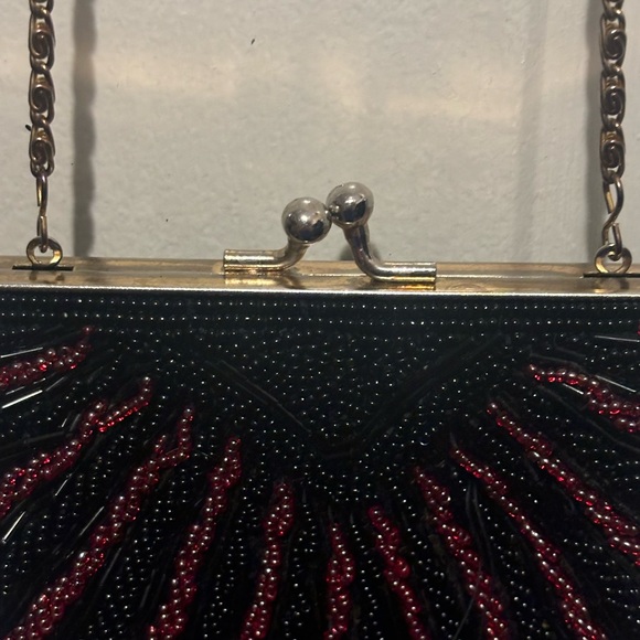 Vintage Walborg
Clam Style Beaded Purse KIss Lock Purse w/Chain -$12 - Picture 7 of 7